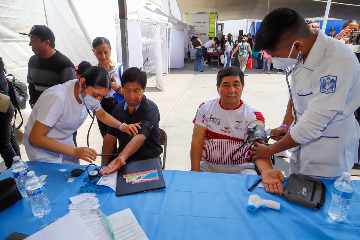 Por: Cortesía Lula Pineda Todo un éxito la Sexta Jornada de la Salud por Amor a Puebla en Cholula
