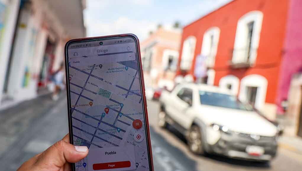 Foto: Cortesía Ayuntamiento de Puebla creará portal para transparentar ingresos de parquímetros Puebla, Pue.- El Ayuntamiento de Puebla anunció la creación de un portal digital para transparentar el uso de los recursos generados por los parquímetros y las infracciones relacionadas al estacionamiento público.  Laura García González, coordinadora de Transparencia y Gobierno Abierto del municipio, informó que la plataforma estará disponible a través de un enlace en la página oficial del ayuntamiento, y permitirá a cualquier ciudadano consultar los ingresos de manera abierta.  Durante la comisión de Participación Ciudadana, Transparencia y Gobierno Abierto, García González destacó que esta iniciativa es resultado de un trabajo conjunto con el secretario de Movilidad e Infraestructura, David Aysa de Salazar, bajo la instrucción directa del presidente municipal José Chedraui Budib.  "En el tema de los estacionamientos rotativos, el secretario Aysa y nuestro presidente municipal dieron la instrucción de transparentar todo lo que ingresa para que cualquier persona pueda observarlo", indicó.  La funcionaria subrayó que, aunque la ley no obliga a difundir esta información de manera proactiva, el Ayuntamiento busca fortalecer la confianza ciudadana mediante la apertura total de los datos.  "Vamos a habilitar un portal de gobierno abierto, en donde publicaremos información que no estamos obligados a informar, pero que queremos que la gente conozca", concluyó.