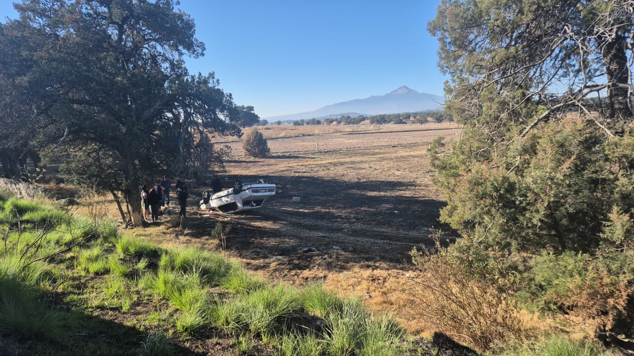 Dos lesionados tras volcadura en la Mena-Huamantla, a la altura de Tetla