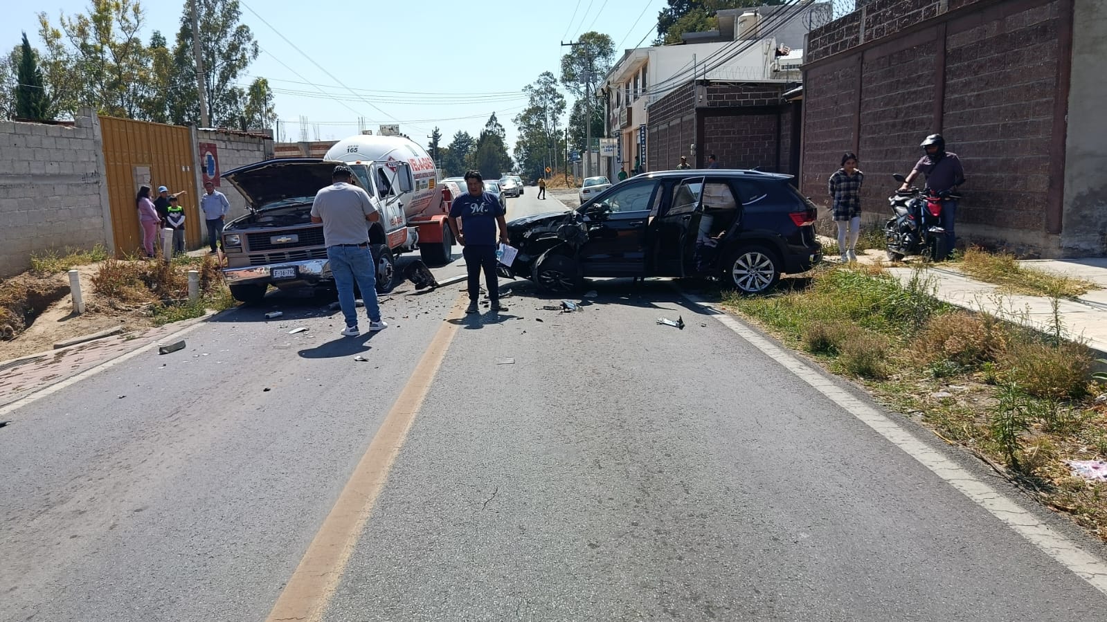 Conductor pierde el control y choca contra pipa de gas en la Tlaxcala-Texoloc