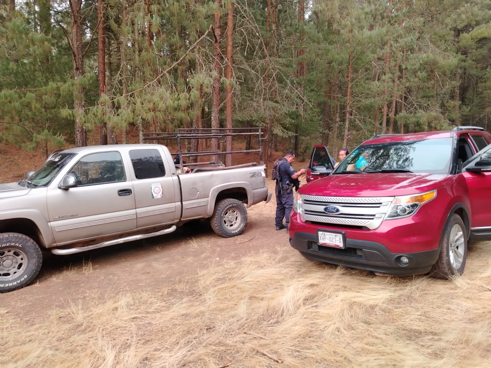 Aseguran dos camionetas y arma tras intento de asalto en Tlaxco; sujetos portaban inhibidores de señal