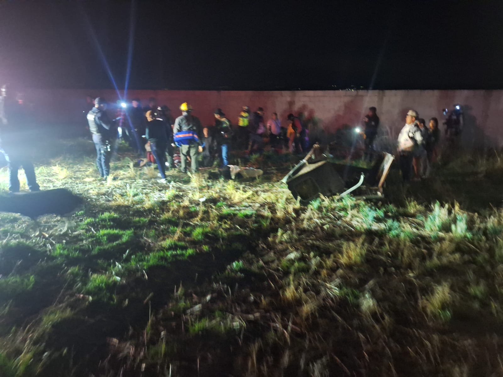 Peregrinos sobreviven a aparatosa volcadura en Terrenate