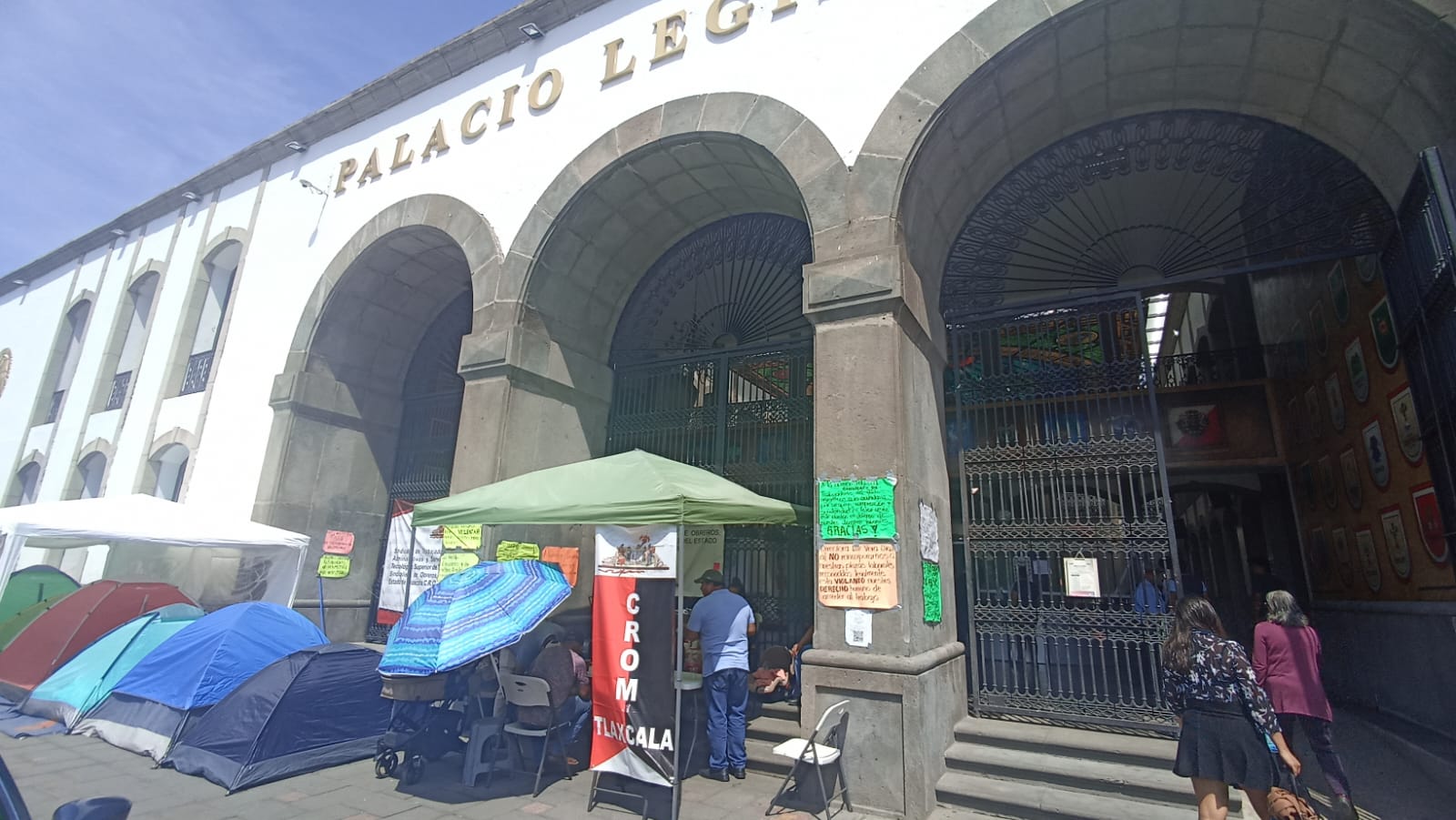 Docentes en Tlaxco exigen justicia laboral tras despido injustificado