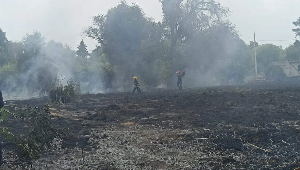 Incendio en Huactzinco arrasa pastizales por horno de leña fuera de control