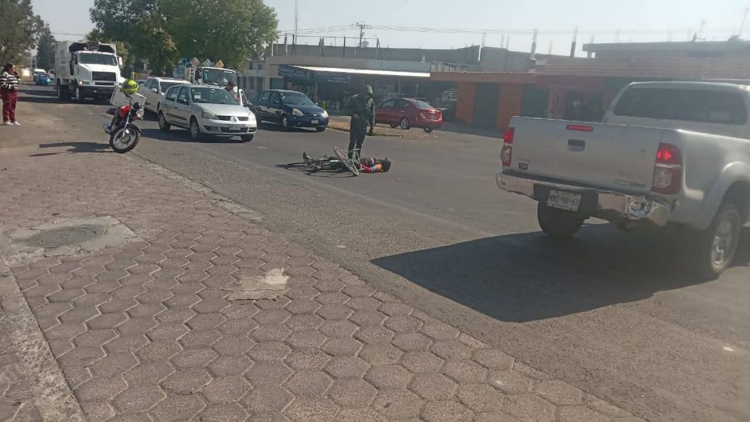 Ciclista muere atropellado por autobús en la Vía Corta, en Xiloxoxtla