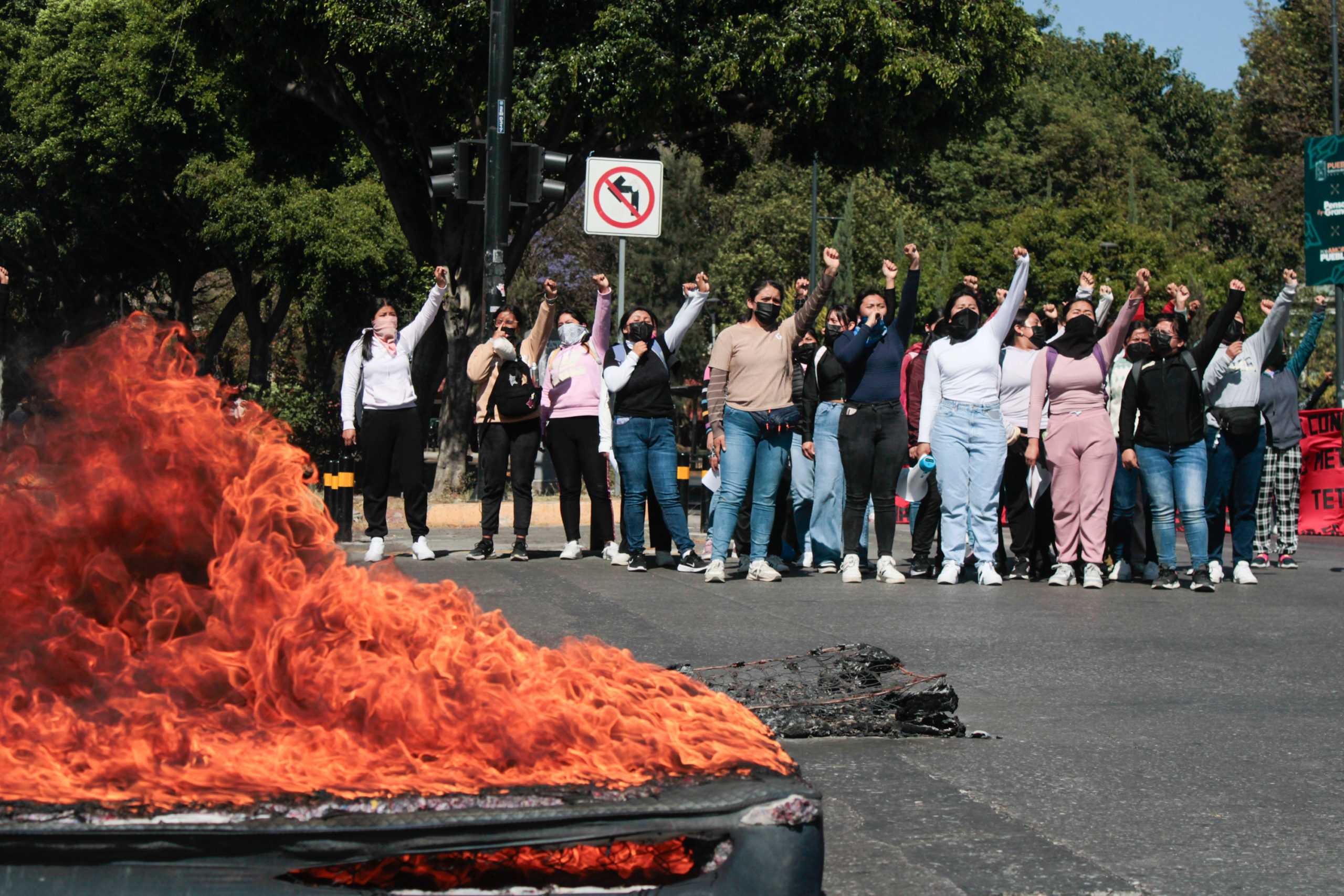 Foto: Cortesía Normalistas de Teteles bloquean el bulevar 5 de Mayo y vandalizan unidad de RUTA en protesta por falta de agua