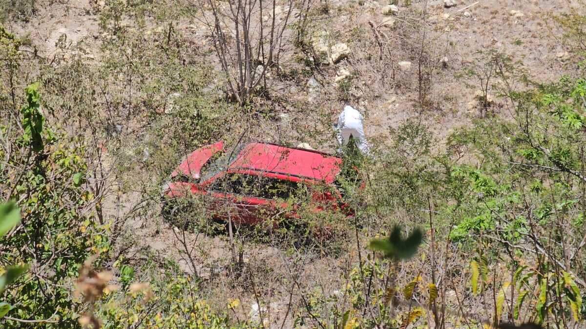 Foto: Cortesía Hallan camioneta con tres cuerpos en barranco de carretera México-Acapulco