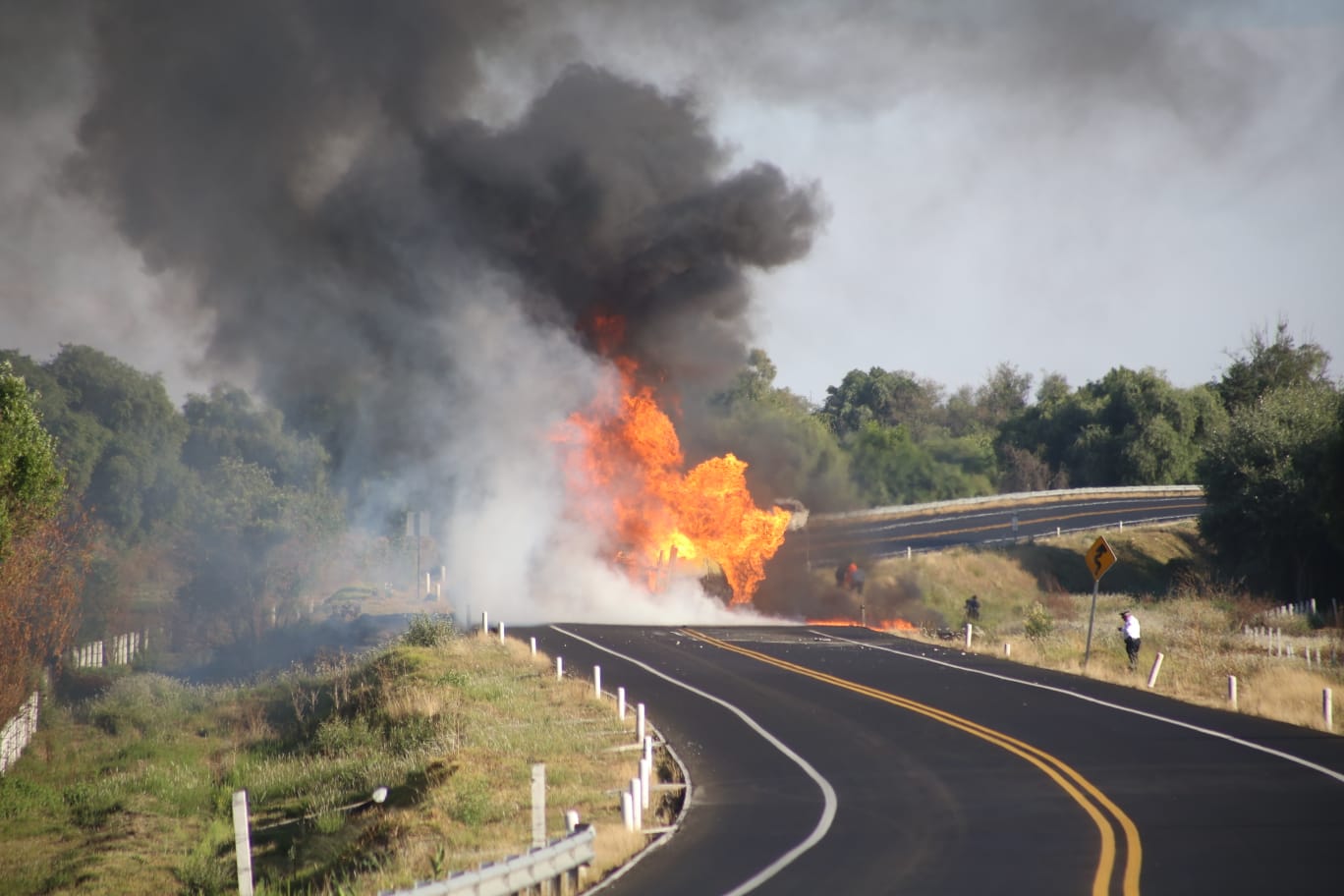 Explosión en la autopista Tlaxcala-Puebla: pipa cargada con hidrocarburo vuelca e incendia en Tetlatlahuca