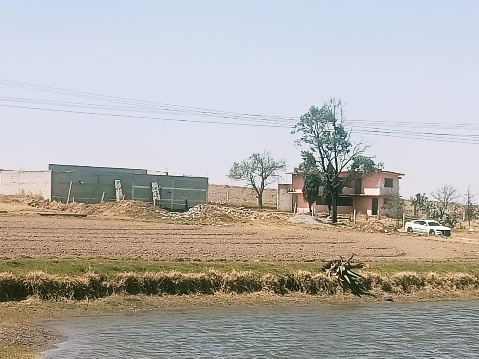 Guardia Nacional revienta punto de desmantelamiento de tráilers y autos robados en Tlaxcala: hallaron motores, placas y un tráiler calcinado