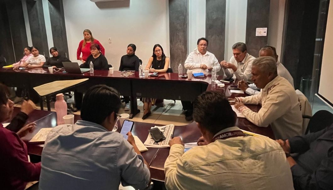 Foto: Cortesía Dialogan autoridades y estudiantes de la Normal Rural Carmen Serdán