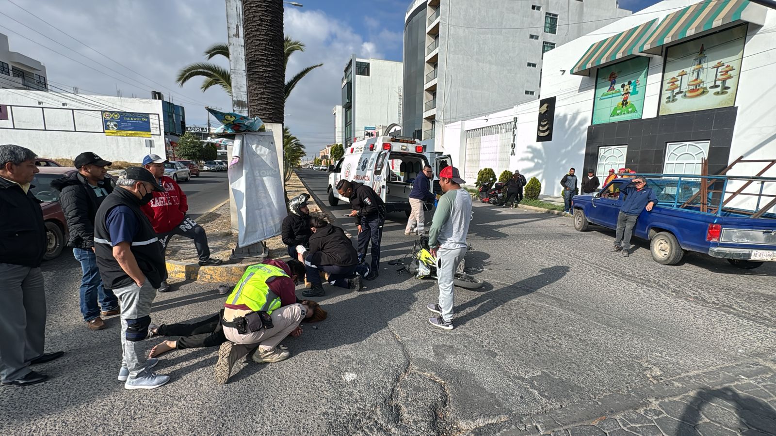 Pareja de motociclistas resulta herida tras choque con camioneta en Apizaco; conductor fue asegurado