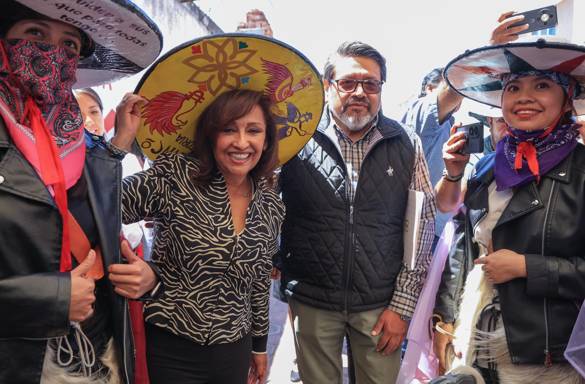 Lorena Cuéllar mejora vialidades en Xicohtzinco y Mazatecochco