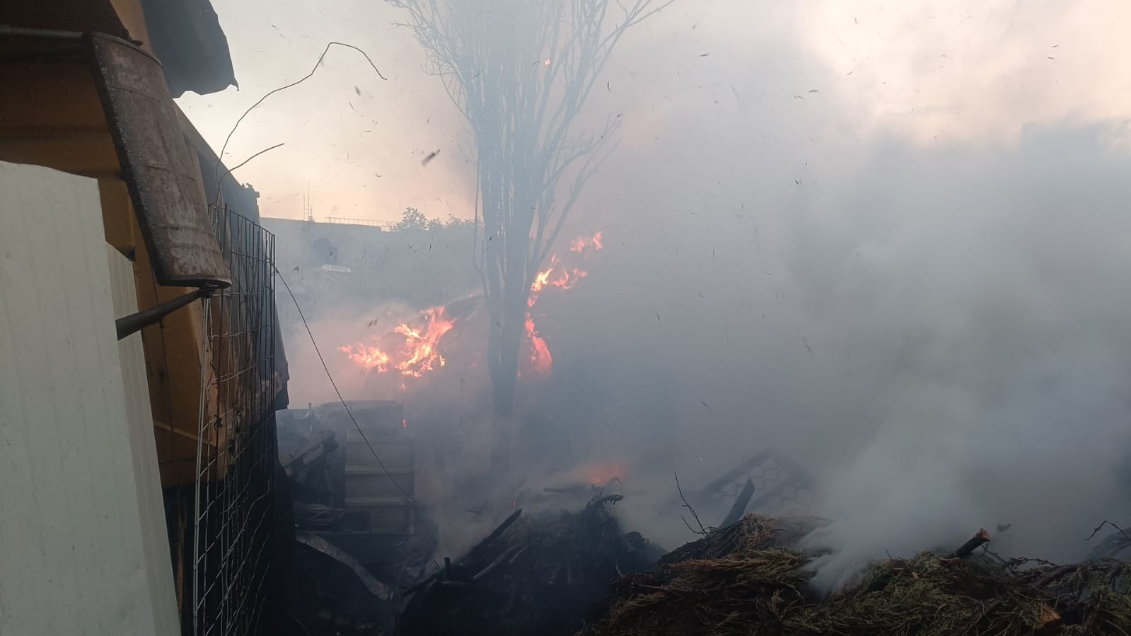 Controlan bomberos incendio de zacate y leña en inmueble de Chiautempan