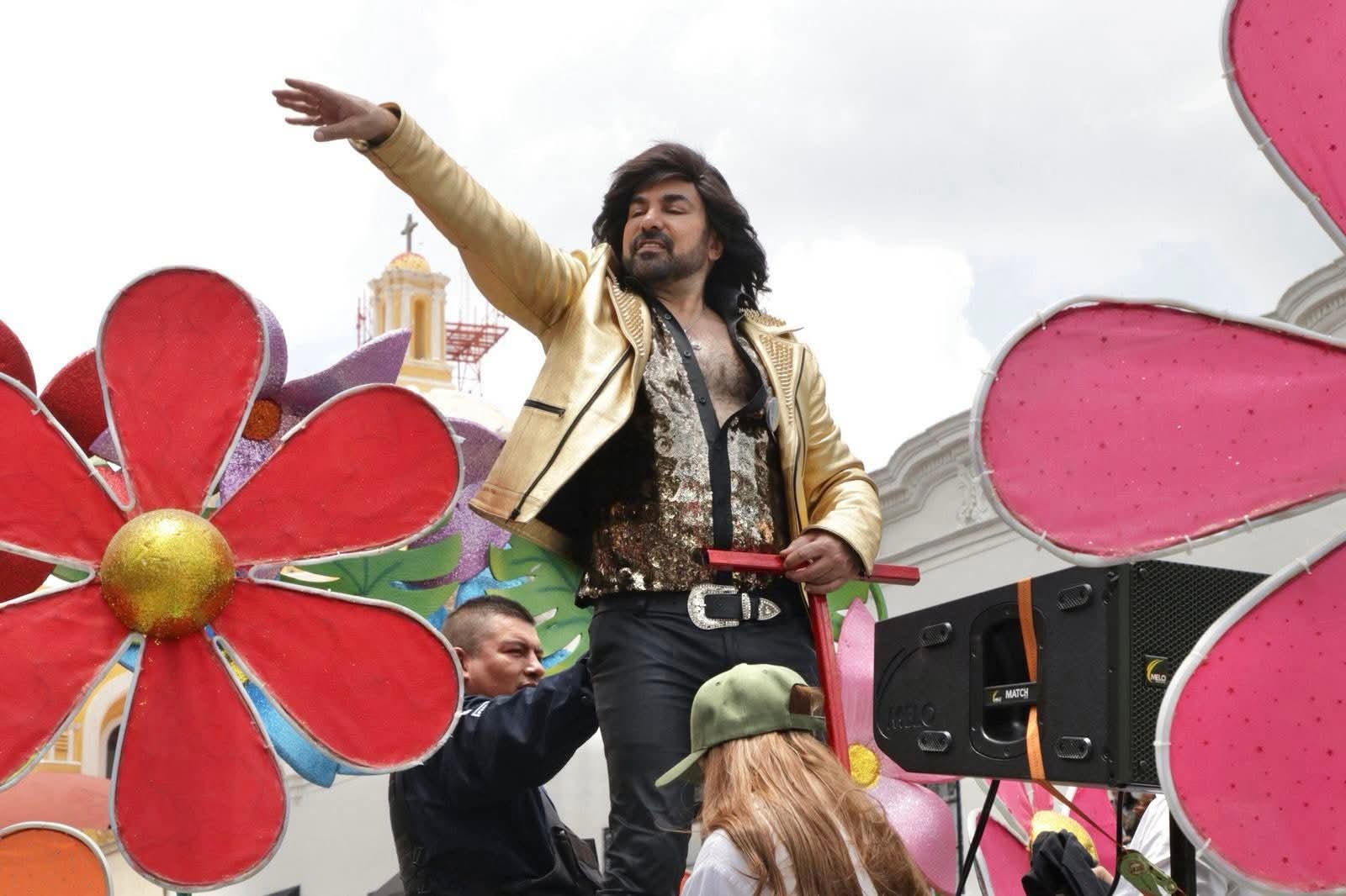Foto: Cortesía Captan a "Albertano" pasado de copas durante Desfile de las Flores en Huamantla