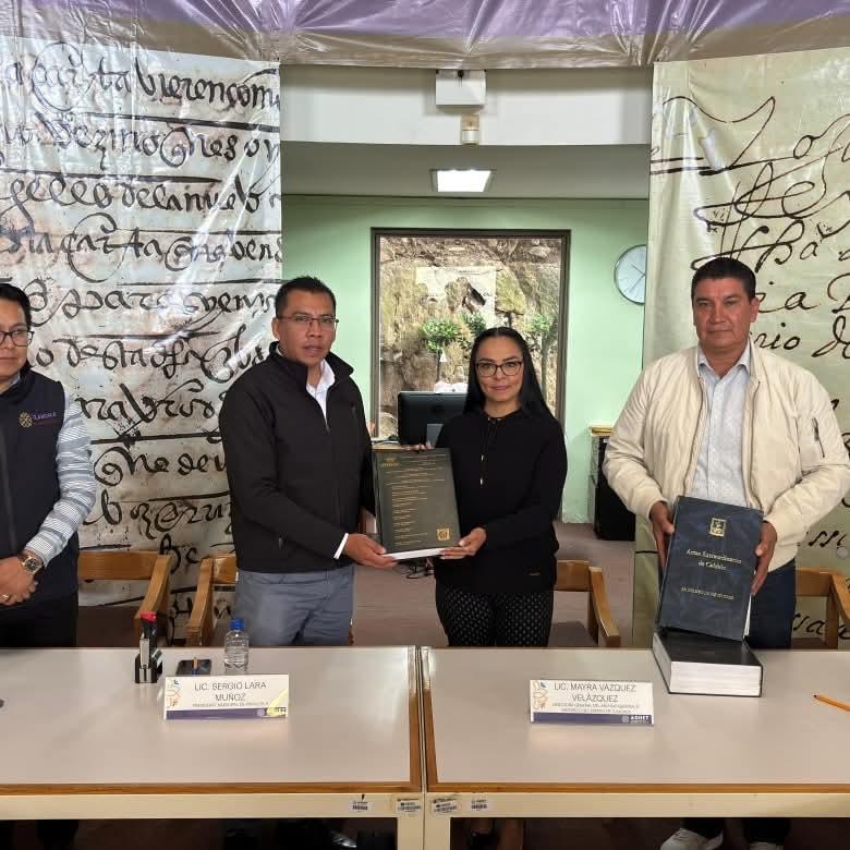 Foto: Cortesía Natívitas y Papalotla entregan Actas de Cabildo para preservar su historia