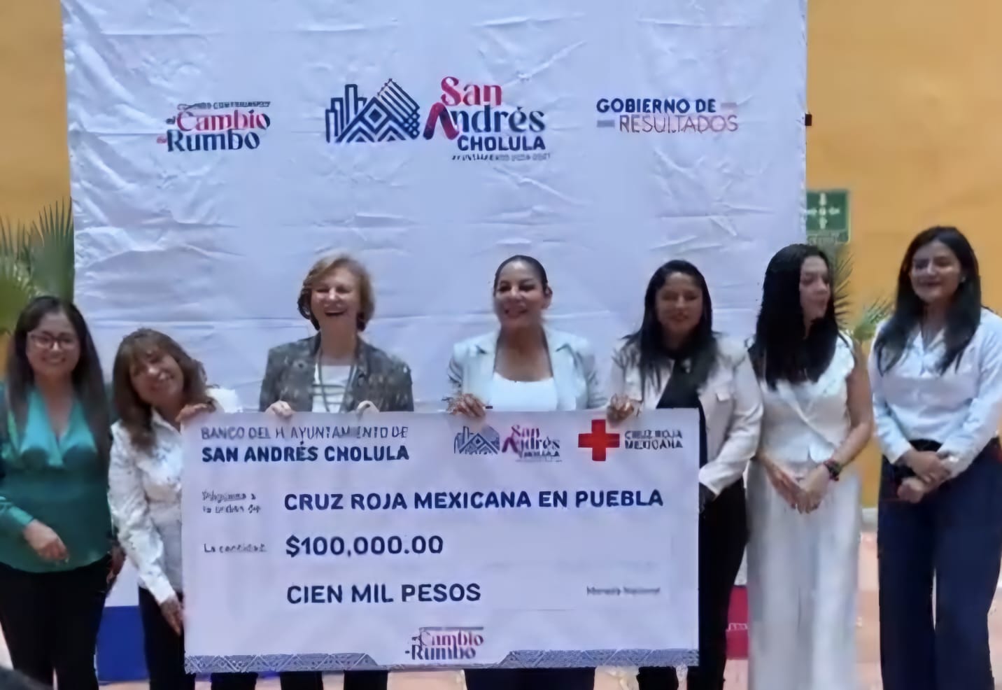 Por: Cortesía Lula Pineda Entrega Guadalupe Cuautle donativo de 100 mil pesos a la Cruz Roja Mexicana