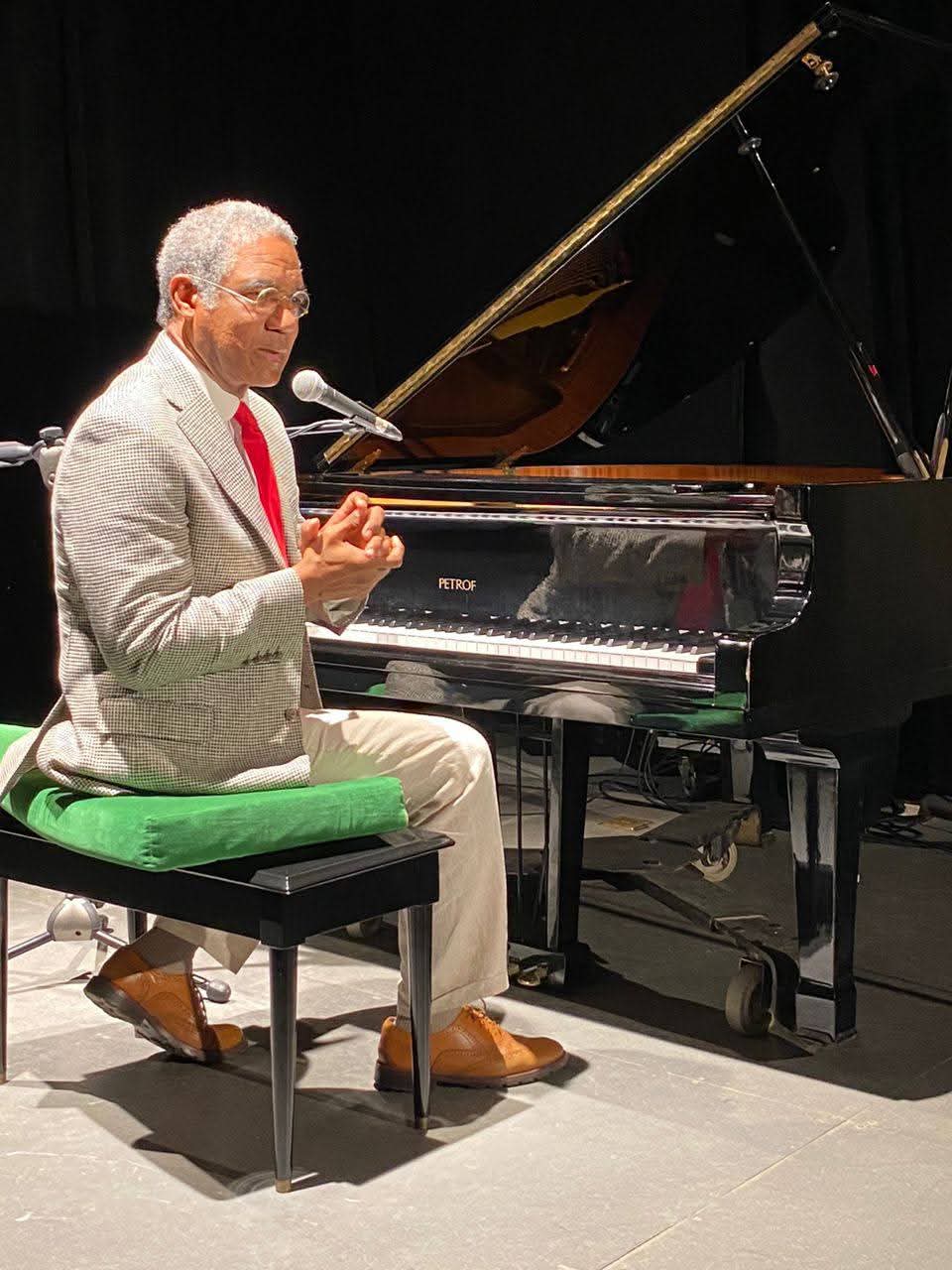 Foto: Cortesía Exhibe Daniel Herrera a Gobierno del Estado por no pagar su participación en Festival de Boleros