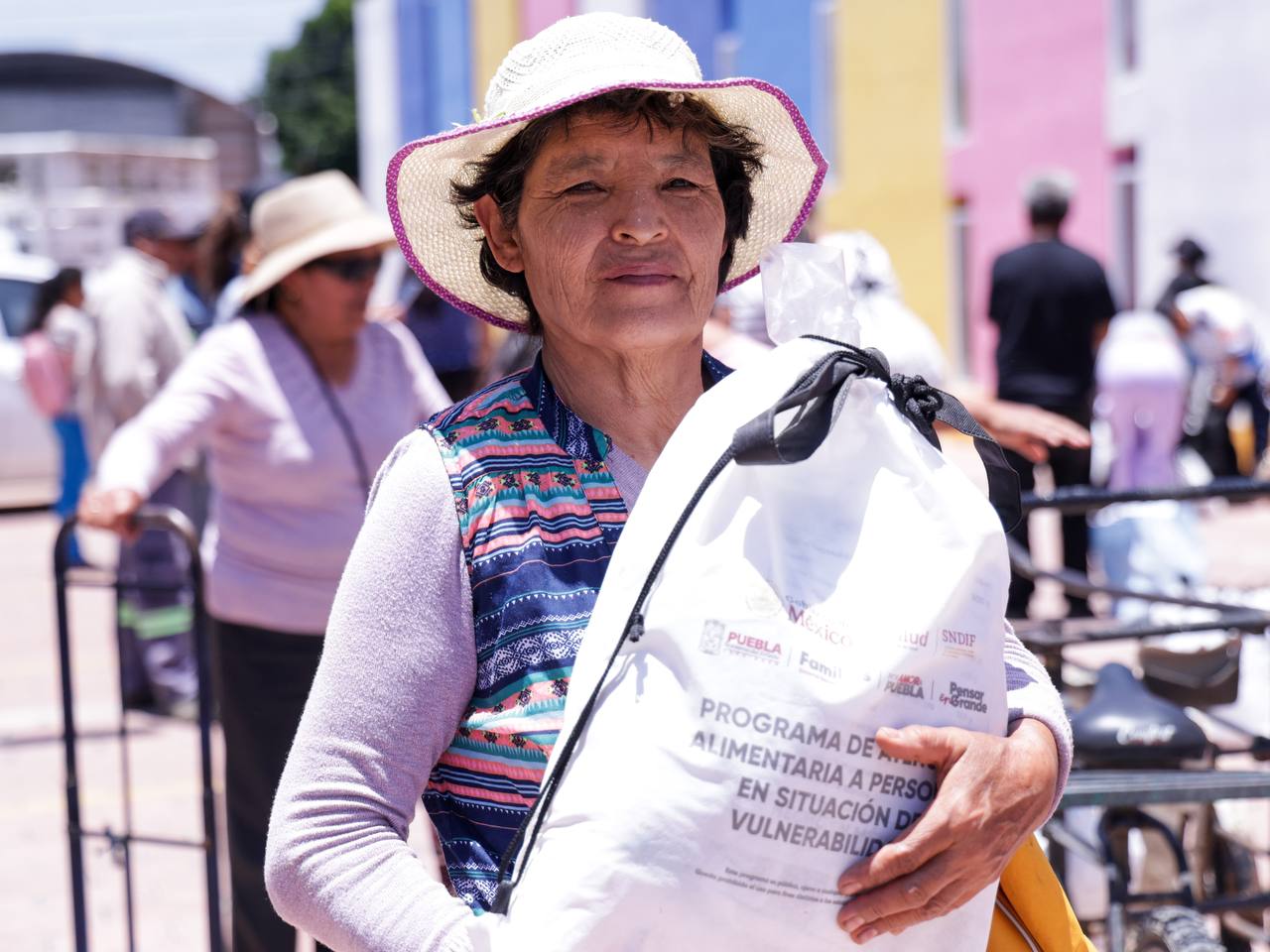 Entrega Lupita Cuautle apoyos alimentarios en coordinación con el SEDIF 