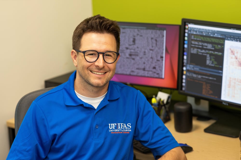 Científico asistente de investigación de UF/IFAS, en su oficina en Gainesville. Fotografía cortesía de UF/IFAS. Un fruto tropical con gran potencial