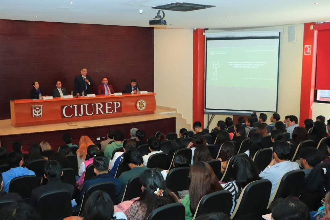 Foto: Cortesía César del Carpio analiza control judicial y competencias del Congreso en la UATx