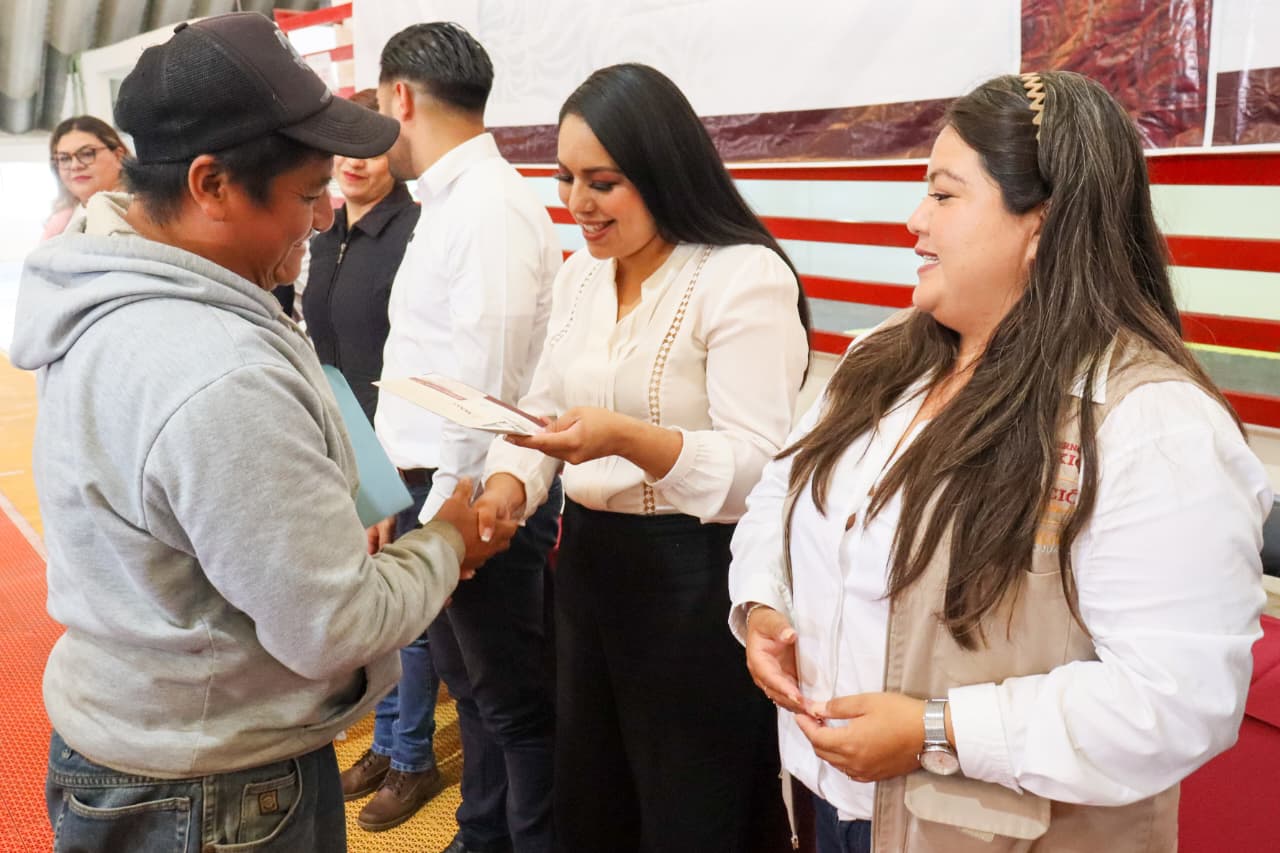 Por: Cortesía Lula Pineda Tonantzin Fernández impulsa educación básica con entrega de becas “Rita Cetina”