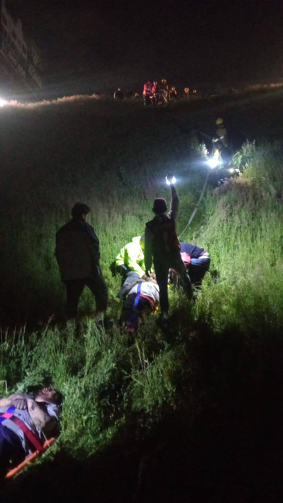 cuerpos de emergencia ayudan 2