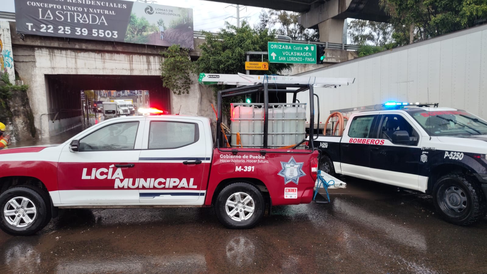 Por: Cortesía Lula Pineda Inundación en paso a desnivel de Finsa deja vehículo varado