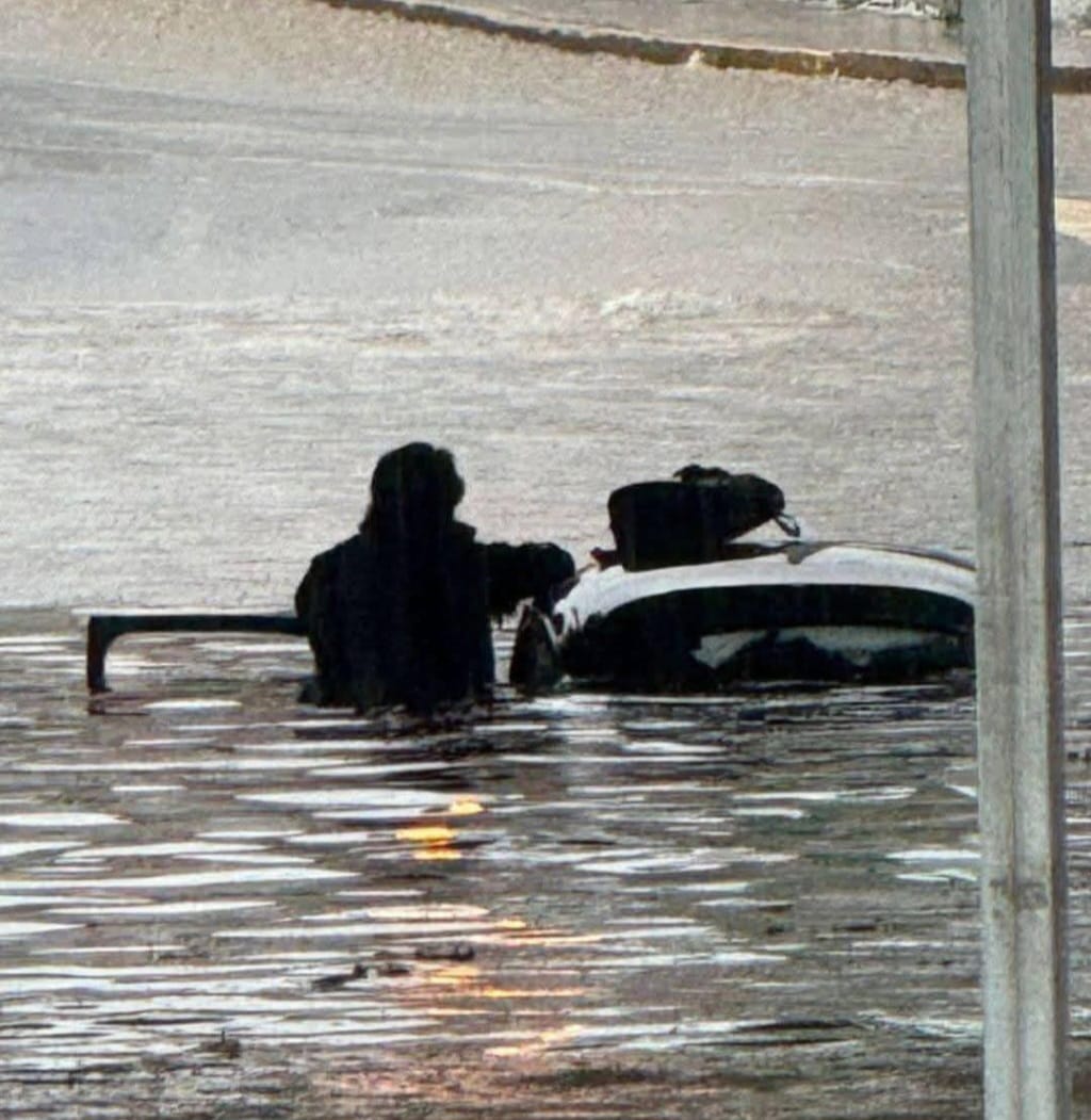 Inundación en paso a desnivel de Finsa deja vehículo varado