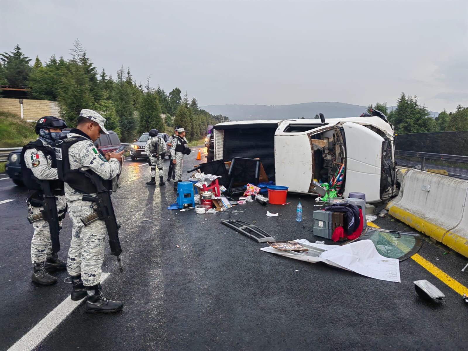 Foto: Cortesía Volcadura de camioneta en el Periférico de Tlaxcala deja tres lesionados leves