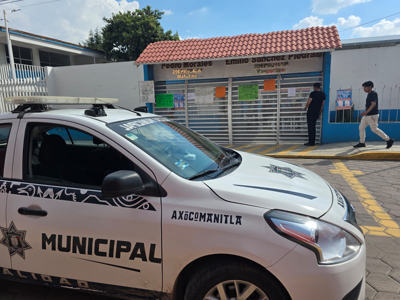 Foto: Cortesía A balazos interrumpen inscripciones en primaria de Axocomanitla; una mujer resultó lesionada