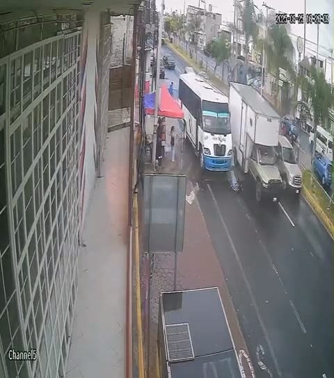 Foto: Cortesía Microbús de Flecha Azul arrolla a mujer en la Vía Corta, en Mazatecochco