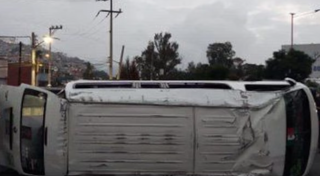 Foto: Cortesía Volcadura de combi en México-Pachuca deja 1 muerto y 13 heridos graves