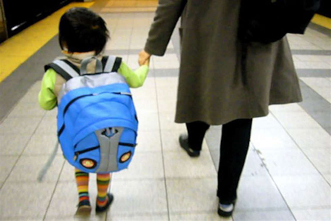 Foto: Cortesía IMSS Tlaxcala recomienda mochilas adecuadas para cuidar la columna de niños