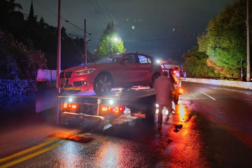 Foto: Cortesía Retiran BMW abandonado en Tlaxcala para garantizar seguridad vial