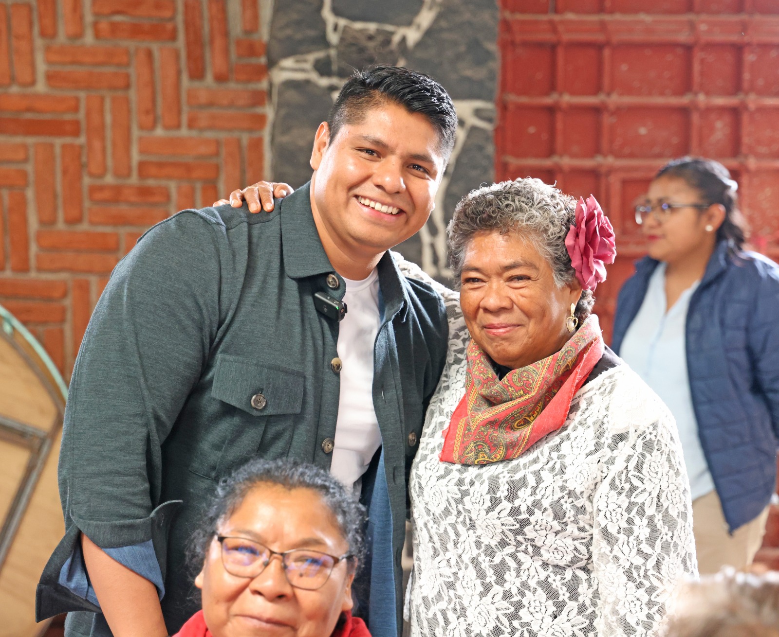 Comunicado oficial Omar Muñoz y Tere Alfaro festejan a los abuelitos de Cuautlancingo