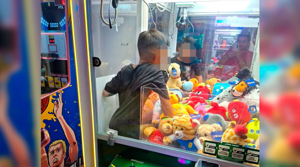 Foto: Cortesía Niño atrapado en máquina de peluches es rescatado en Nuevo León