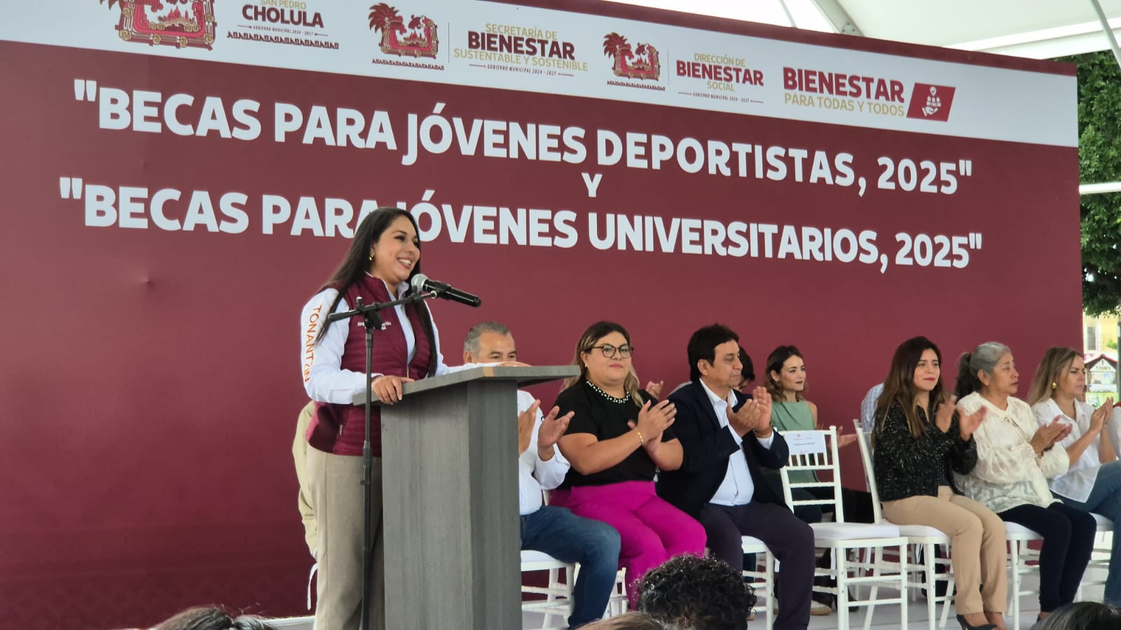 Por: Cortesía Lula Pineda Refuerzan apoyos a jóvenes en San Pedro Cholula con entrega de becas