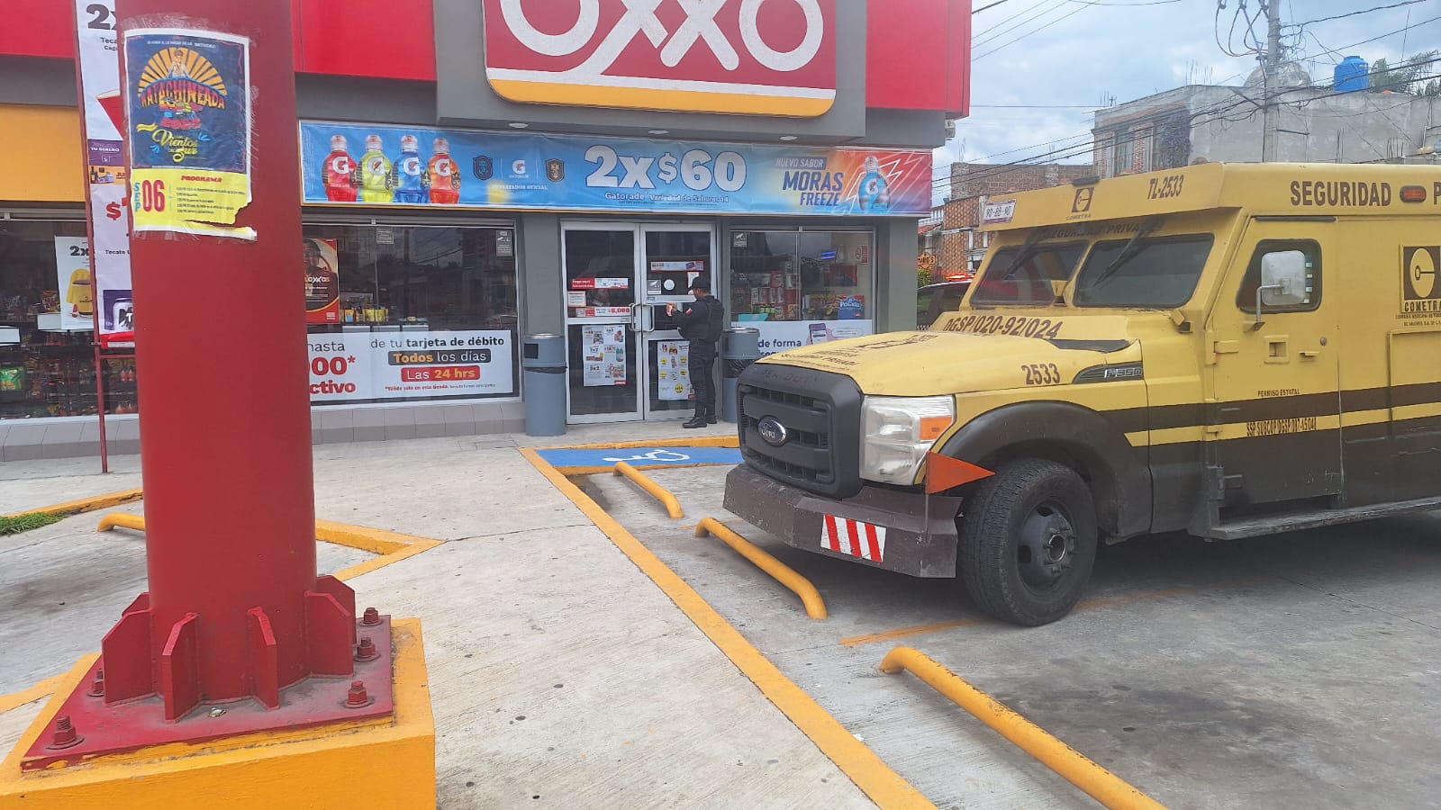Foto: Cortesía Asalto frustrado en Oxxo de Nativitas tras rápida reacción de la policía: Delincuentes huyen y abandonan motocicleta