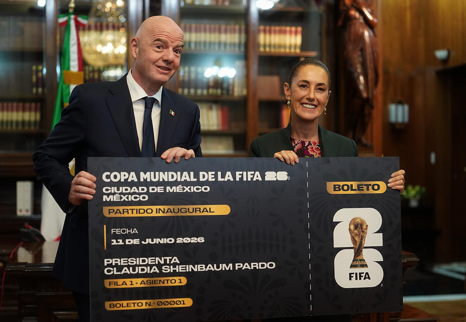 Foto: Cortesía Sheinbaum recibe réplica del boleto inaugural del Mundial 2026 en México