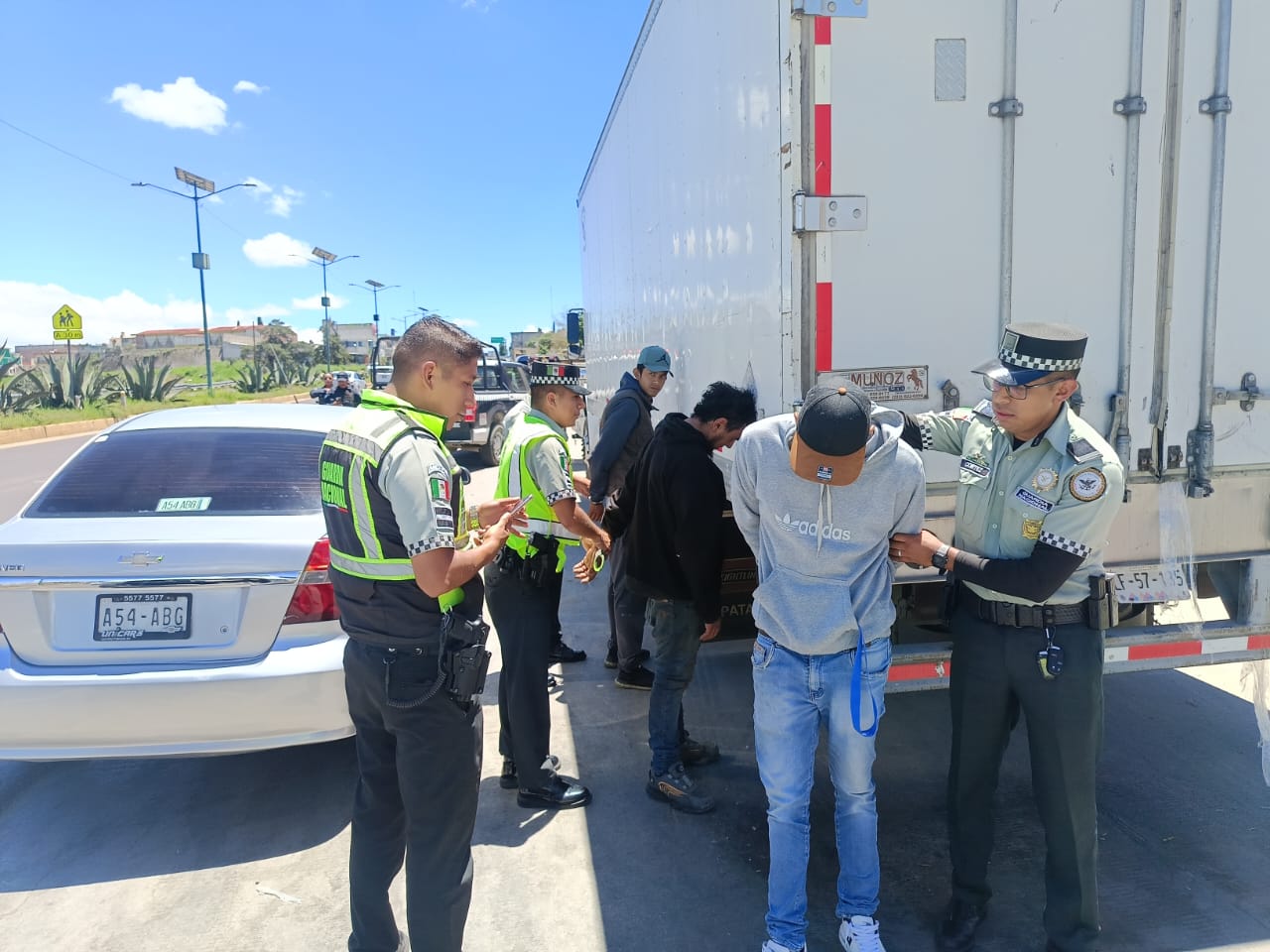 Foto: Cortesía Guardia Nacional detiene a tres hombres en Calpulalpan; portaban arma hechiza y vehículo ligado a robos