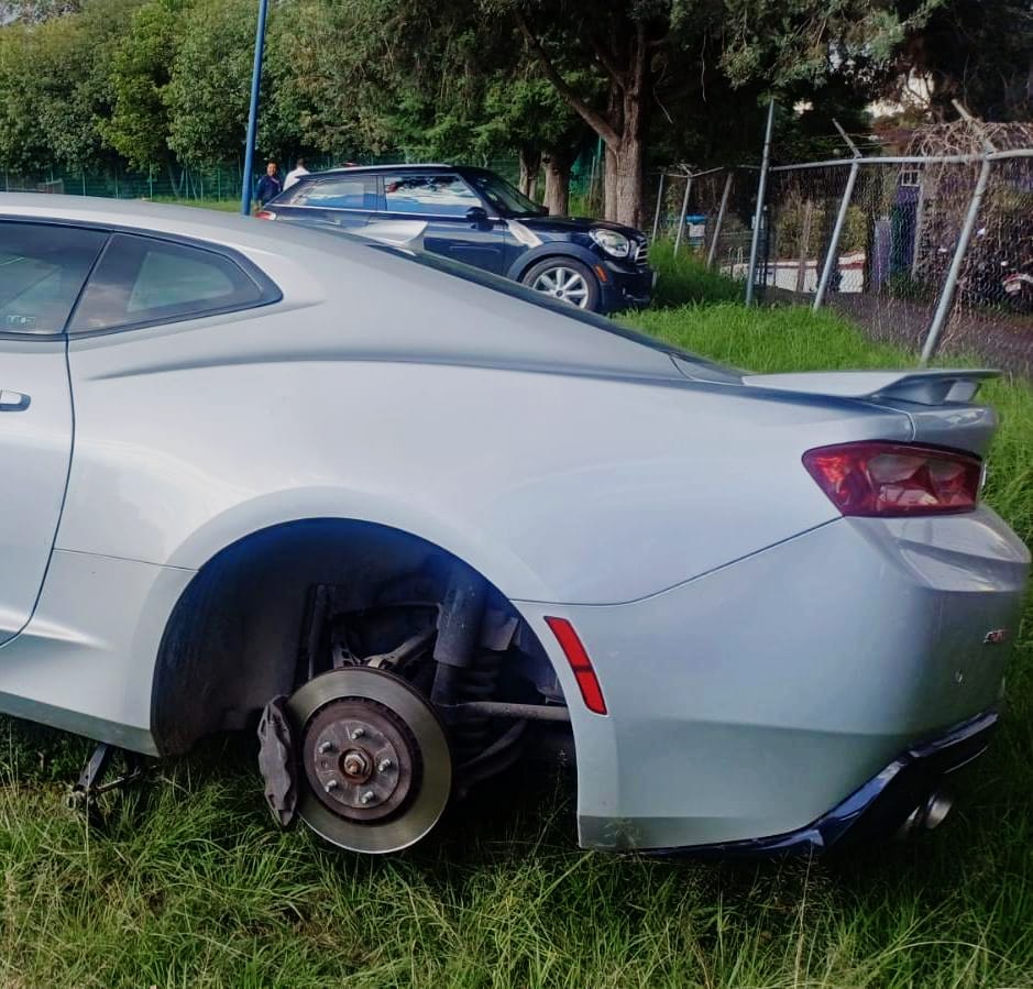 Foto: Cortesía Roban neumáticos de un Camaro al interior de la Unidad Deportiva de Apetatitlán