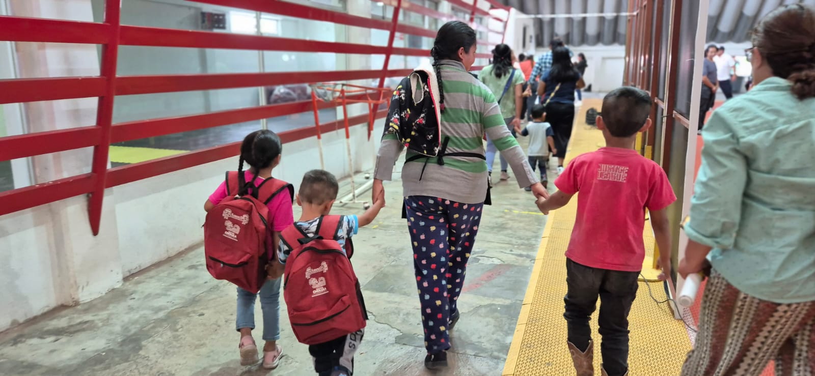 Por: Cortesía Lula Pineda Impulsa Tonantzin Fernández el bienestar escolar con entrega de mochilas y útiles