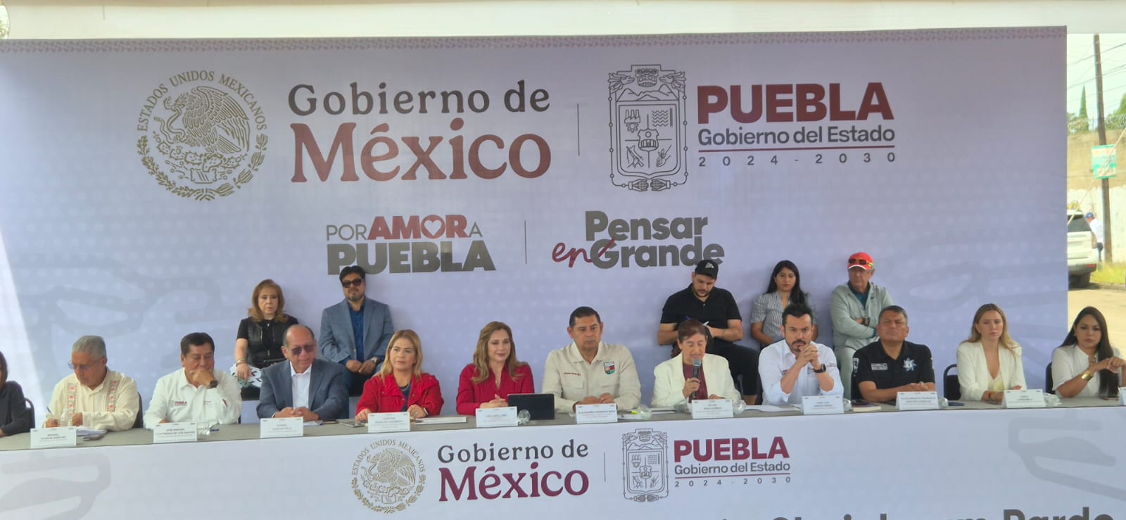 Por: Cortesía Lula Pineda Tonantzin Fernández acompaña al gobernador Alejandro Armenta en recorrido por la Recta a Cholula