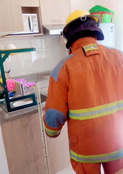 Por: Cortesía Lula Pineda Bomberos atienden reporte de víbora al interior de una vivienda en Las Trojes