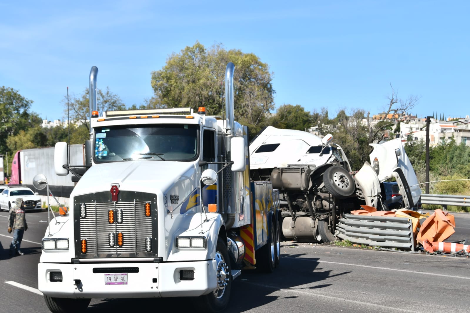 Foto: Cortesía Vuelca tráiler cargado con cloro en la Vía Corta; no hubo lesionados