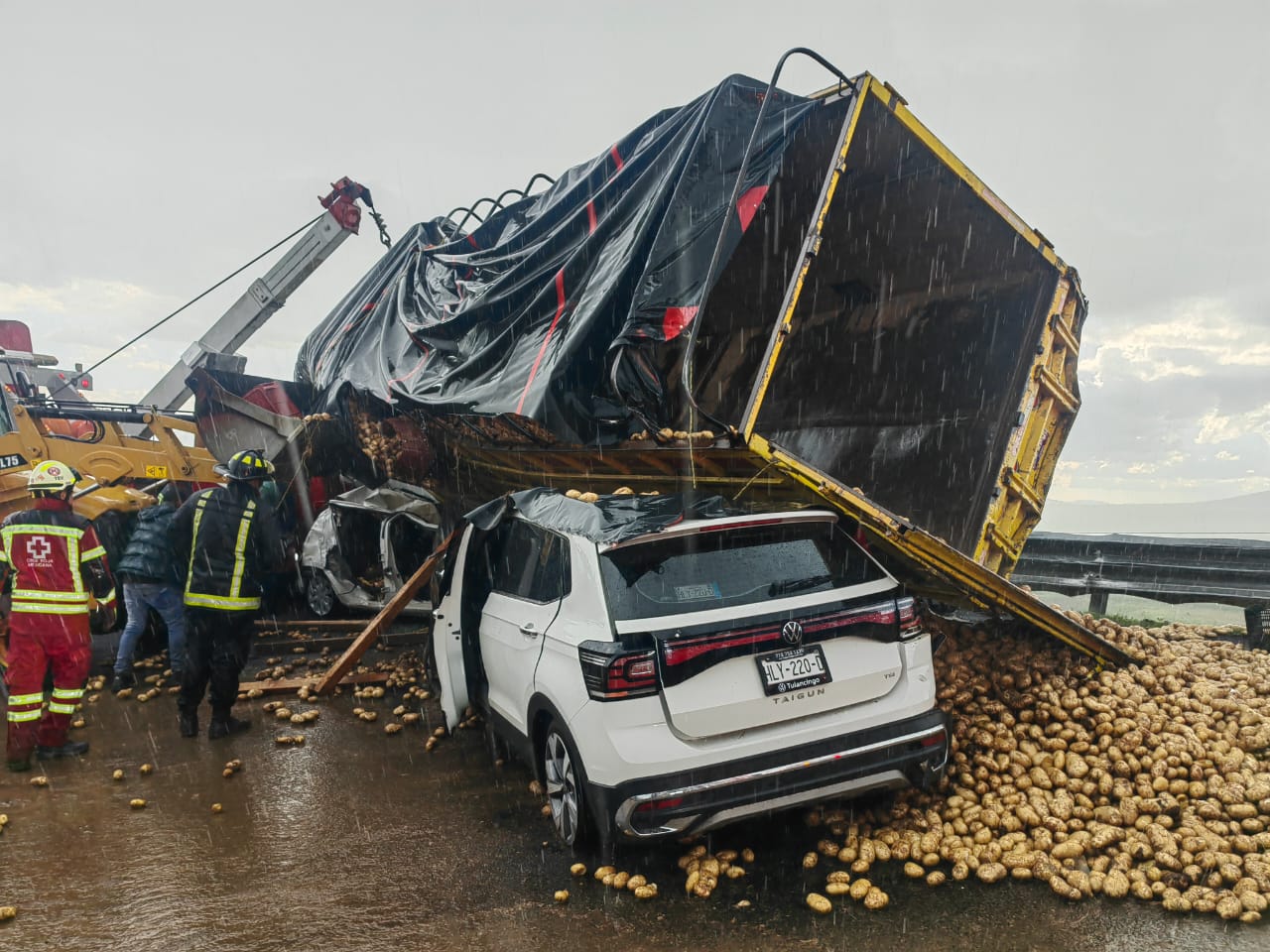 Foto: Cortesía ¡Tragedia en la México–Veracruz! Torton aplasta dos vehículos; un hombre murió prensado