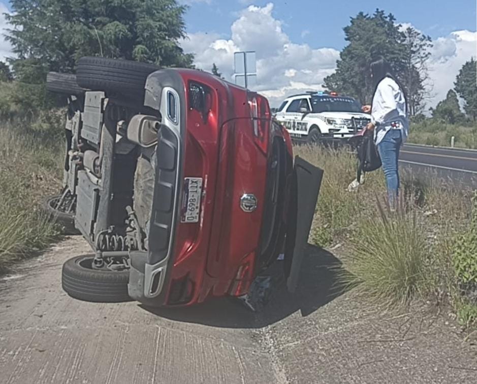 Foto: Cortesía Vuelca camioneta sobre la autopista Tlaxcala–Puebla; viajaban dos menores
