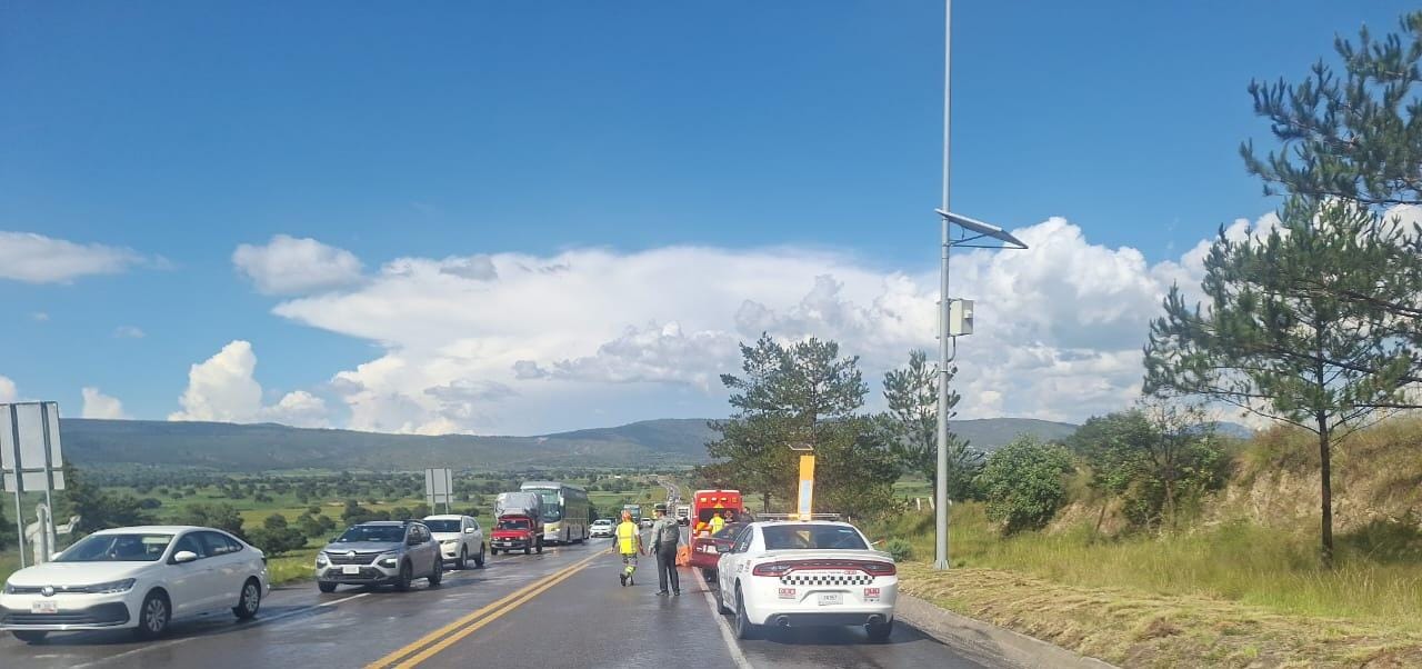 Foto: Cortesía Mujer resulta herida tras choque entre motocicleta y automóvil en la Amozoc–Perote