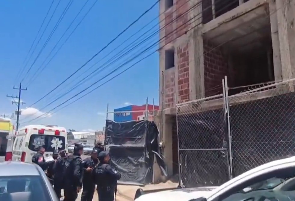 Joven sufre descarga eléctrica en obra de construcción en Puebla