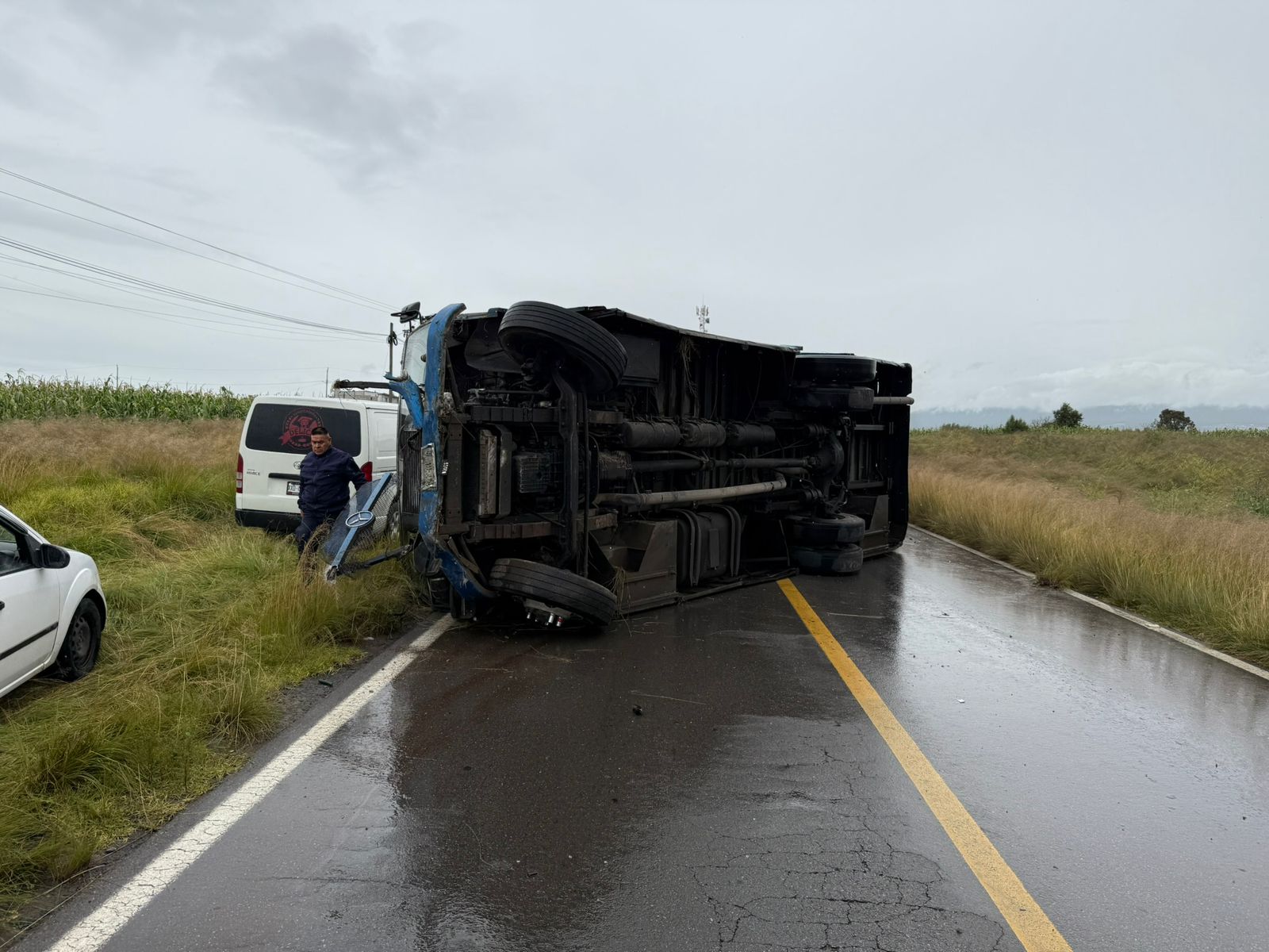 Foto: Cortesía Vuelca autobús de ATAH en Huamantla; exceso de velocidad y pavimento mojado, las causas